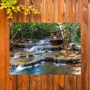 Weerbestendige tuinposter met een klaterende bergwaterval